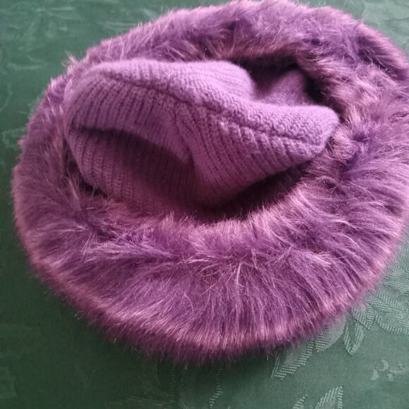 Purple faux fur trimmed Nordstrom ladies winter bucket hat like new - Picture 2 of 4